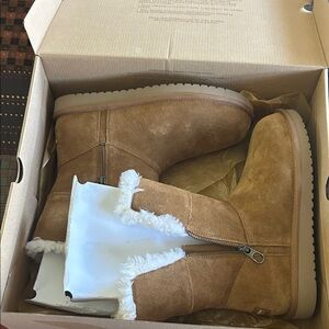 Koolaburra Tan Winter Boots with Faux Fur
